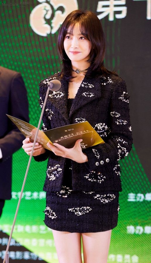 美女明星宋茜白皙美直腿登台颁奖(10/10)