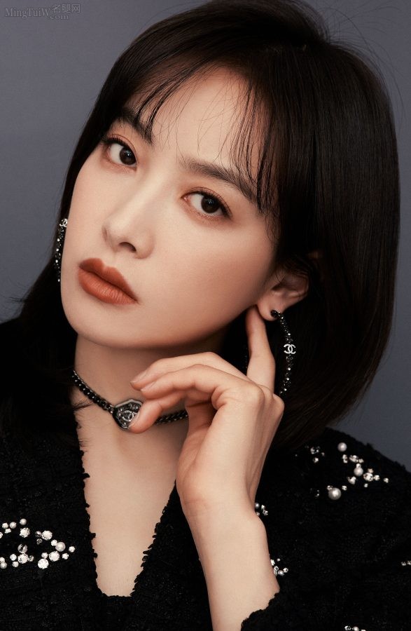 美女明星宋茜白皙美直腿登台颁奖(5/10)