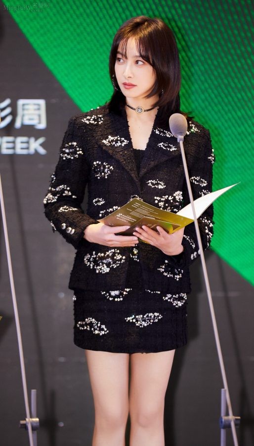 美女明星宋茜白皙美直腿登台颁奖（第9张/共10张）