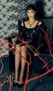 《时尚芭莎》杂志封面宋茜穿黑色渔网丝袜夹腿坐姿大片