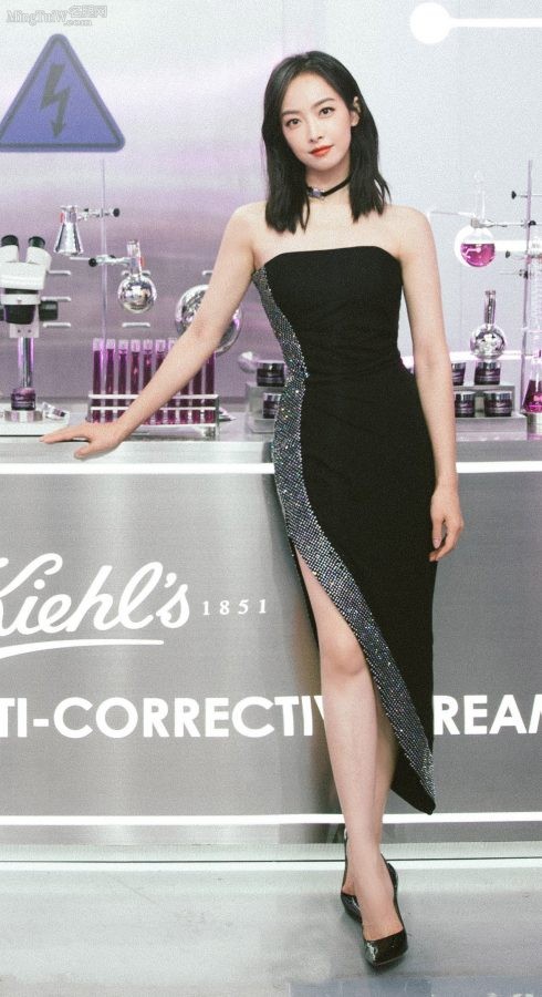 Song Qian wears a high-slit skirt and steps on Jimmy Choo pointed high heels to show off her beautiful legs(11/12)