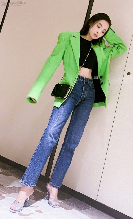 Song Qian's jeans and high-heeled sandals have fair feet(3/4)