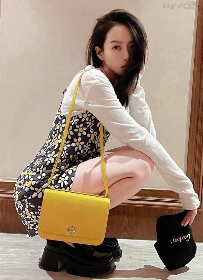 宋茜小花裙纤细玉腿美照(4/5)