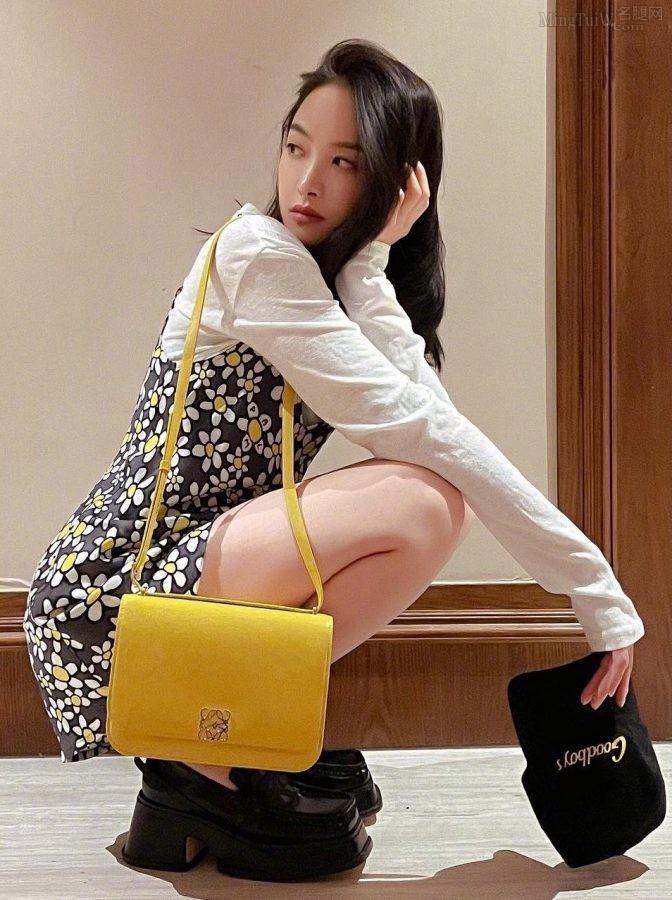 宋茜小花裙纤细玉腿美照(5/5)
