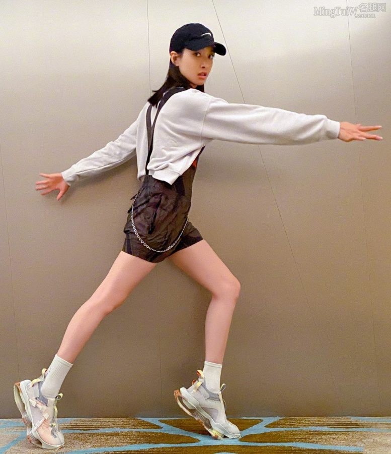 Female star Song Qian's sporty girly legs(3/4)