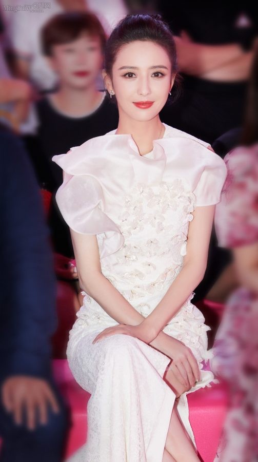 Tong Liya is a true goddess in a high-slit white skirt and a waterproof platform with high heels(8/8)