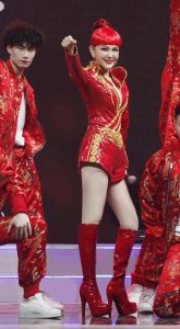 内蒙古女歌手乌兰图雅一身喜庆红色装扮，美腿穿高跟皮靴演出