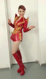 内蒙古女歌手乌兰图雅一身喜庆红色装扮，美腿穿高跟皮靴演出