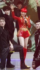内蒙古女歌手乌兰图雅一身喜庆红色装扮，美腿穿高跟皮靴演出