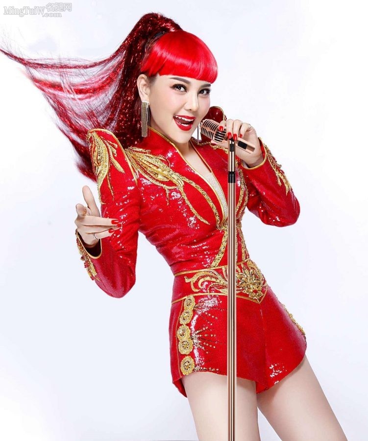 内蒙古女歌手乌兰图雅一身喜庆红色装扮，美腿穿高跟皮靴演出（第9张/共10张）