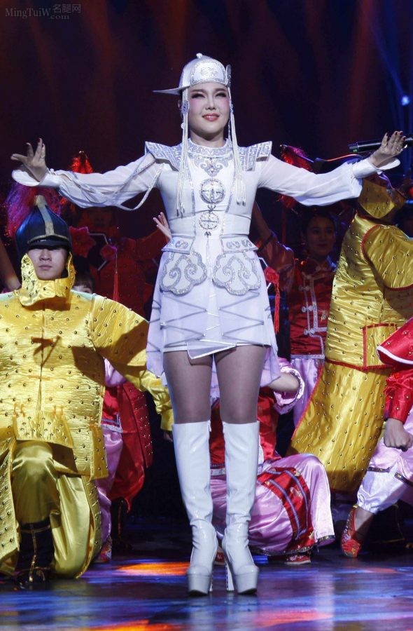 乌兰图雅台上表演时穿高跟白靴露肉丝腿（第2张/共2张）