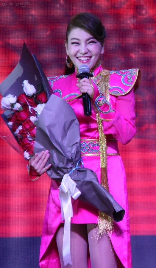 乌兰图雅演出现场真实的肉丝袜长腿(5/7)