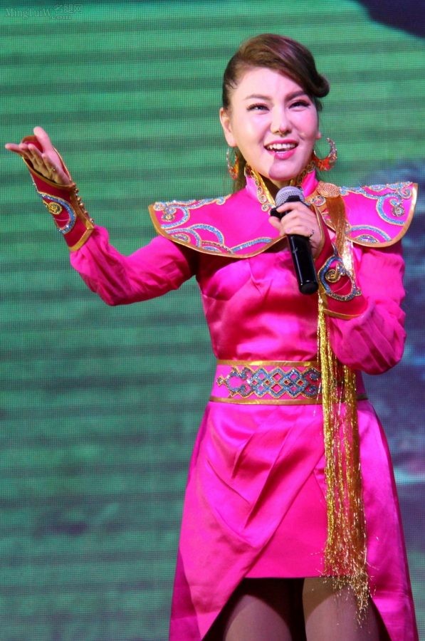 乌兰图雅演出现场真实的肉丝袜长腿(6/7)