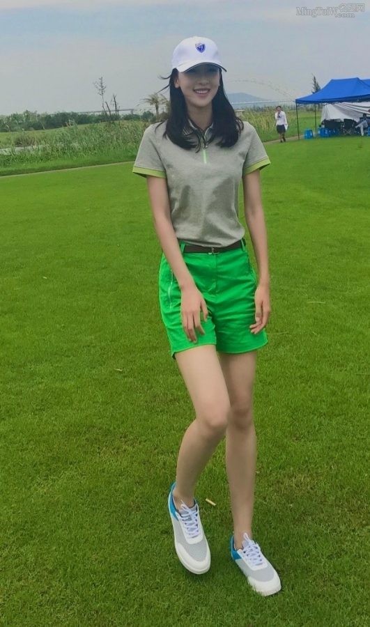 Xu Xiaohan shows off her beautiful slender legs on the golf course(1/3)
