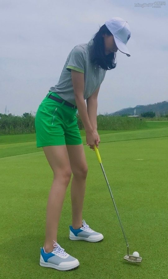 许潇晗在高尔夫场地展示美细腿（第3张/共3张）