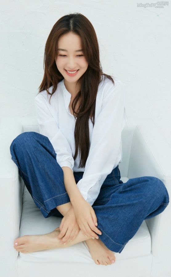 Xu Xiaohan dressed refreshingly in a white shirt and jeans without wearing shoes and showing off her beautiful feet for a photo shoot(1/5)