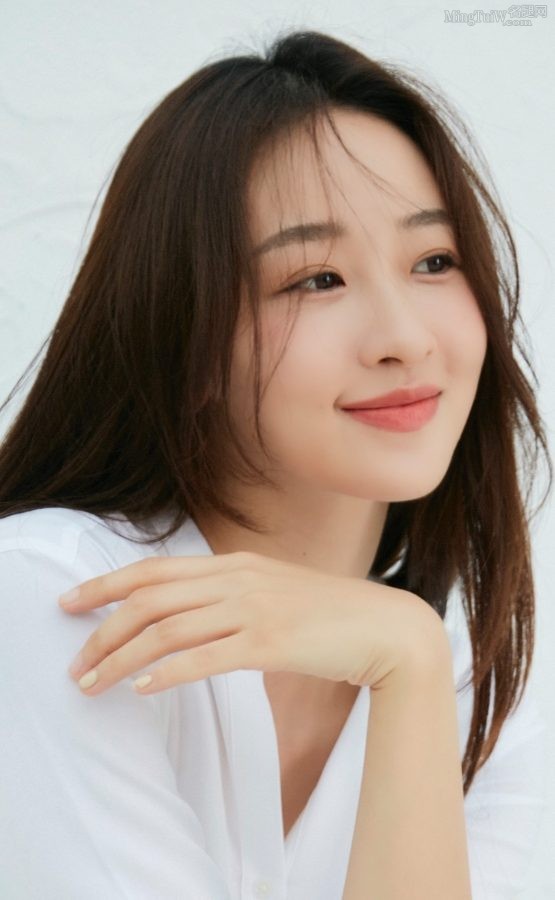 许潇晗白衬衫牛仔裤打扮清爽不穿鞋露美脚拍写真(2/5)