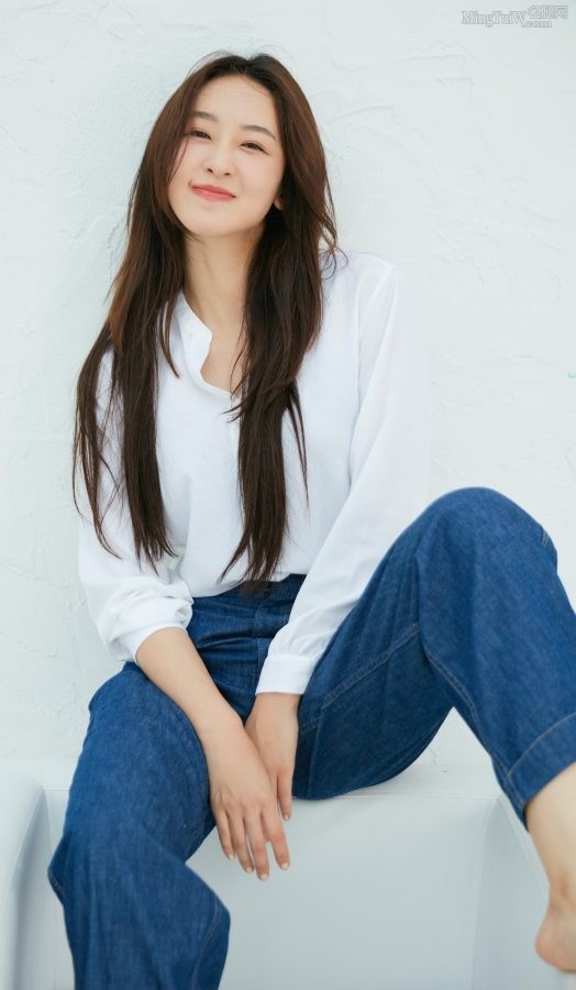 许潇晗白衬衫牛仔裤打扮清爽不穿鞋露美脚拍写真(3/5)