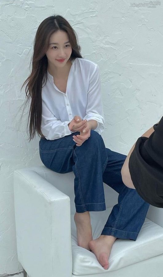 许潇晗白衬衫牛仔裤打扮清爽不穿鞋露美脚拍写真(5/5)