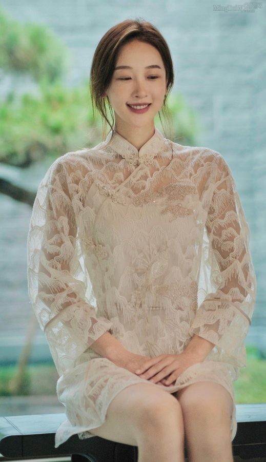许潇晗背后美腿杀身穿白色旗袍展示东方韵味(3/5)