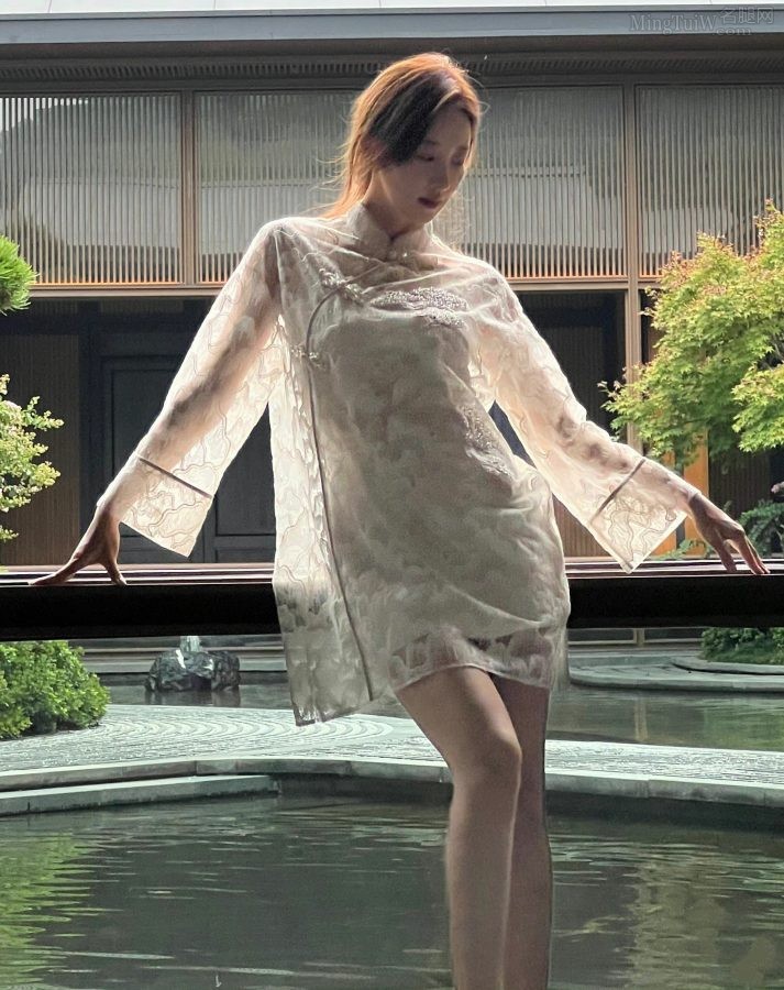 许潇晗背后美腿杀身穿白色旗袍展示东方韵味(5/5)