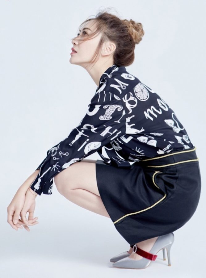 Beautiful wife Ying Caier's fashion photo with long wavy hair and high heels(3/5)