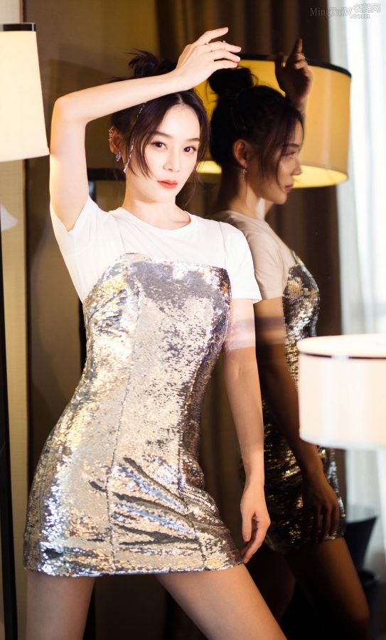 袁姗姗亮片短裙美玉腿笔直(3/5)