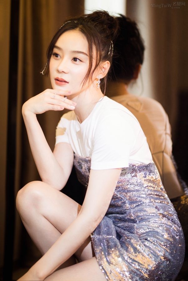 袁姗姗亮片短裙美玉腿笔直(4/5)