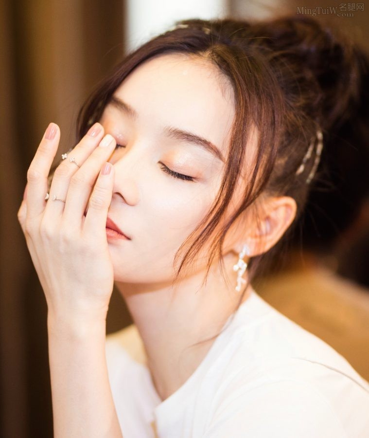 袁姗姗亮片短裙美玉腿笔直(5/5)