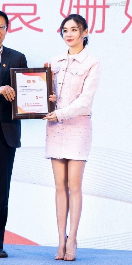 女星袁姗姗活动现场超短裙美腿笔直(3/5)
