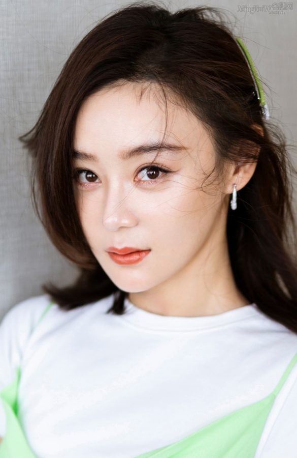 美女明星袁姗姗穿上绿色超短裙美玉腿无暇(4/8)
