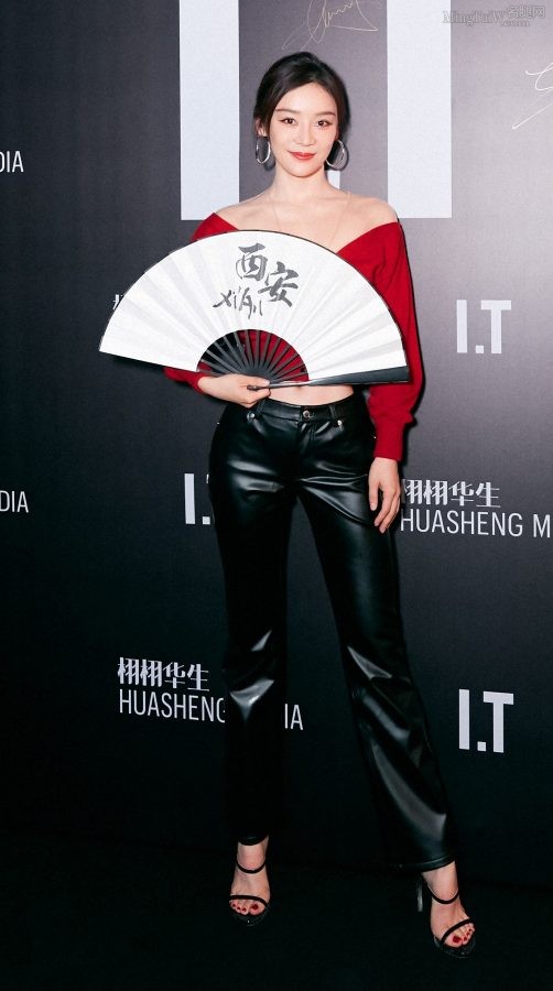 袁姗姗大秀小蛮腰穿亮皮裤露玉脚(2/6)