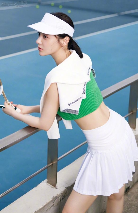 网球美女袁姗姗运动装美腿坐姿(7/8)