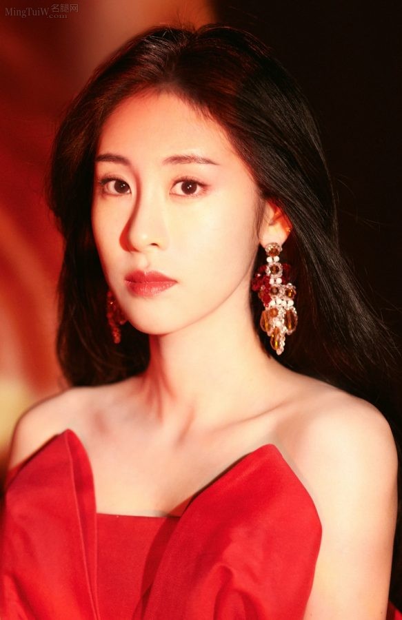 女歌手张碧晨烈焰红裙美腿白皙光滑(6/6)