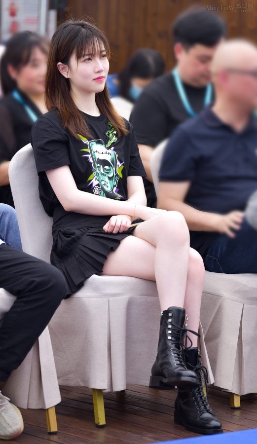 张纯烨美白腿穿短皮靴出席发布会翘腿坐姿(1/2)