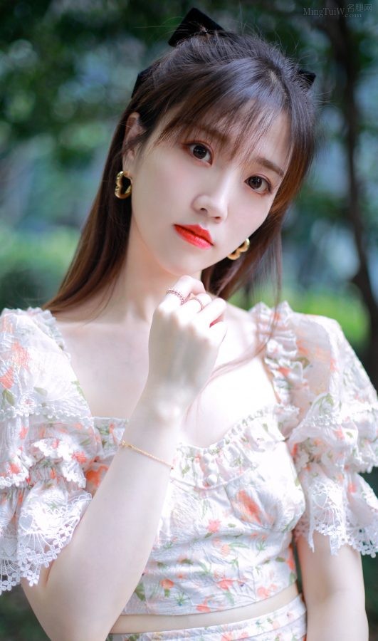 《新相亲大会》录制前张纯烨在公园秀她好看的细腿(5/6)
