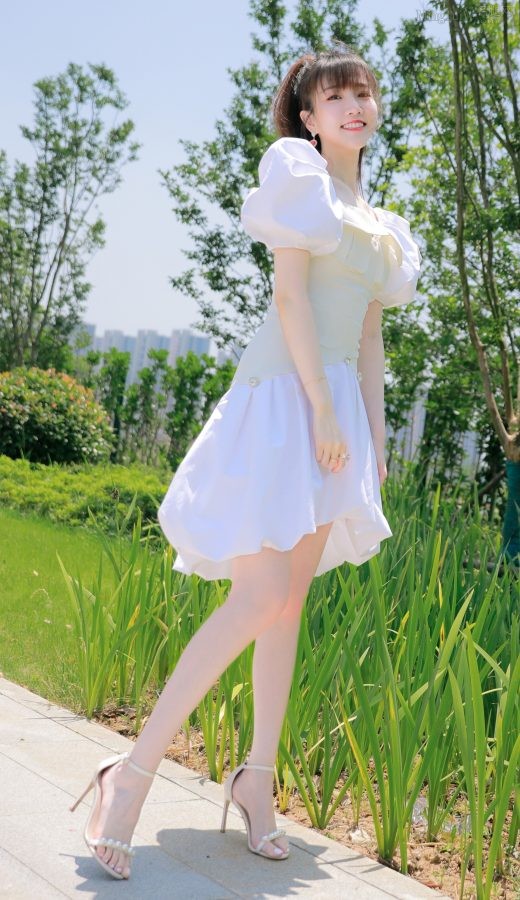 美女主持人张纯烨穿白裙玉腿光滑(1/7)