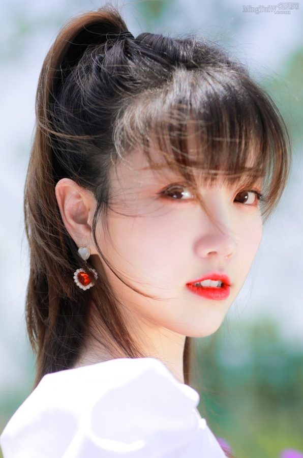 美女主持人张纯烨穿白裙玉腿光滑(4/7)