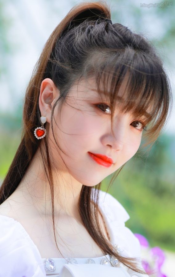 美女主持人张纯烨穿白裙玉腿光滑(5/7)