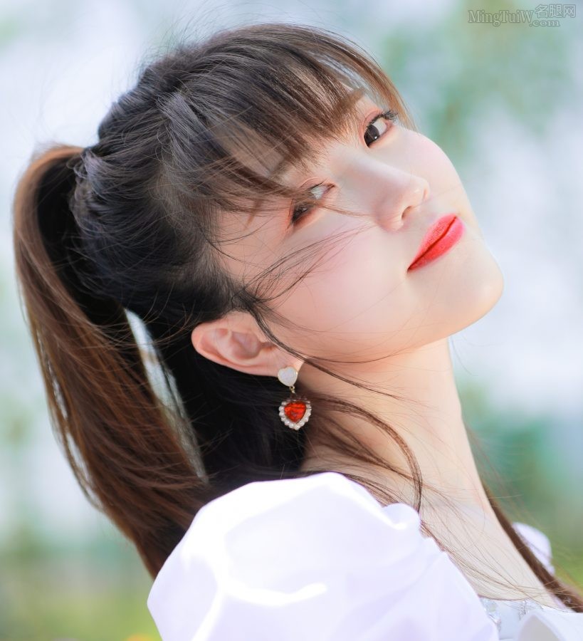 美女主持人张纯烨穿白裙玉腿光滑(6/7)