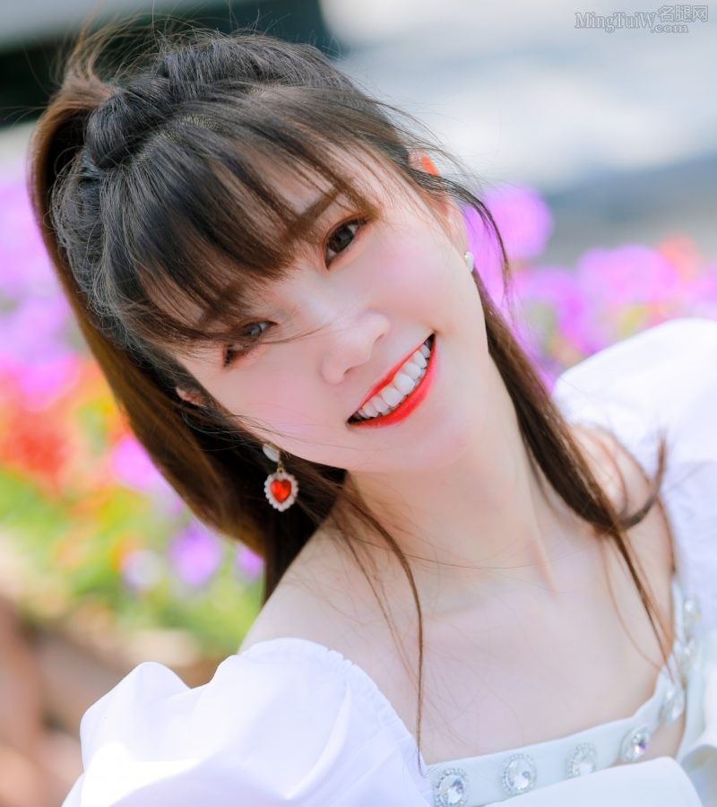 美女主持人张纯烨穿白裙玉腿光滑(7/7)