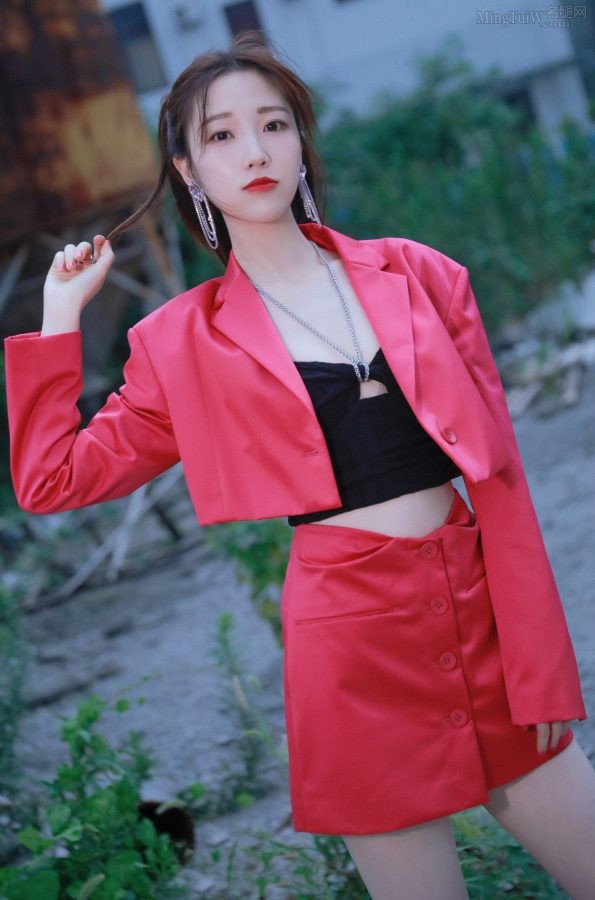 美细腿女主持张纯烨双马尾造型可爱(3/6)