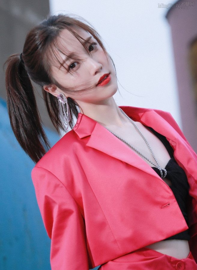 The beautiful and slender female host Zhang Chunye has a cute double ponytail look(5/6)