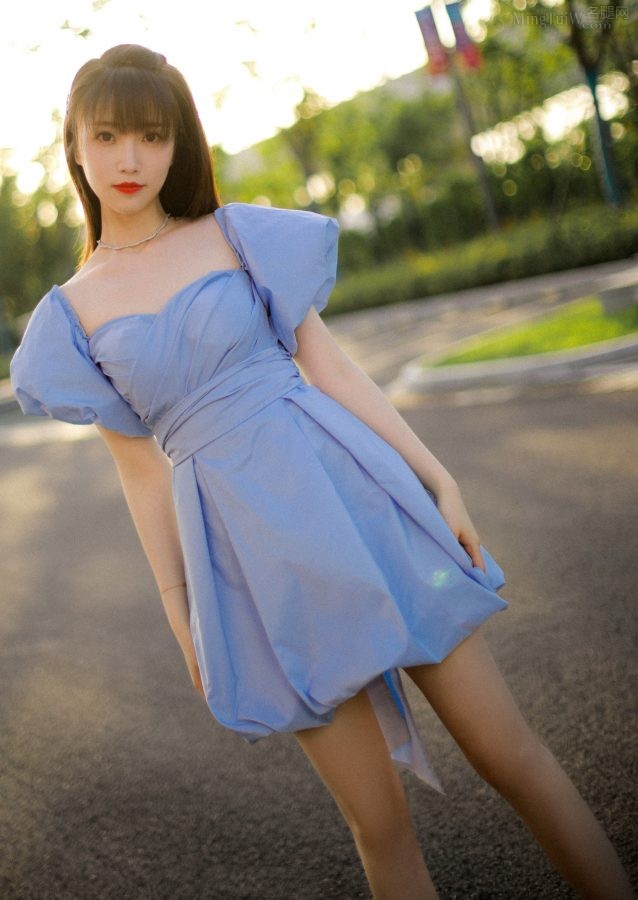 阳光下张纯烨蓝裙细腿美不胜收(2/6)