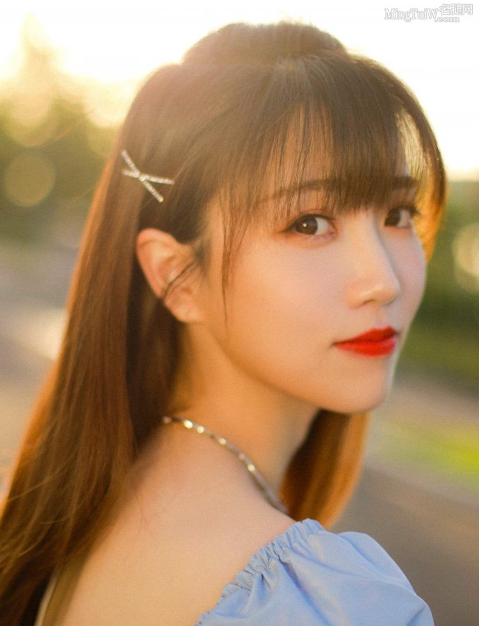 阳光下张纯烨蓝裙细腿美不胜收(6/6)