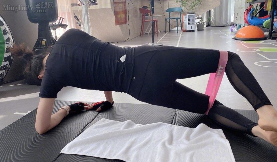 Zhang Jingchu barefoot training in the gym(3/3)