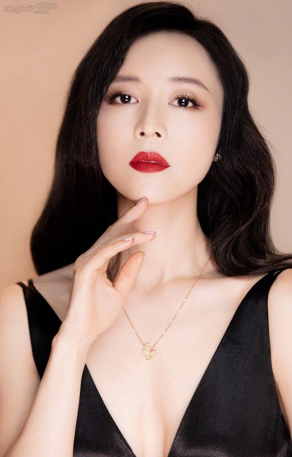 Zhang Jingchu's high-definition photo of beautiful face with red lips and deep V(1/6)