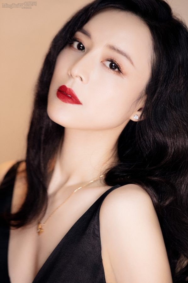 张静初红唇深V高清美脸写真(4/6)