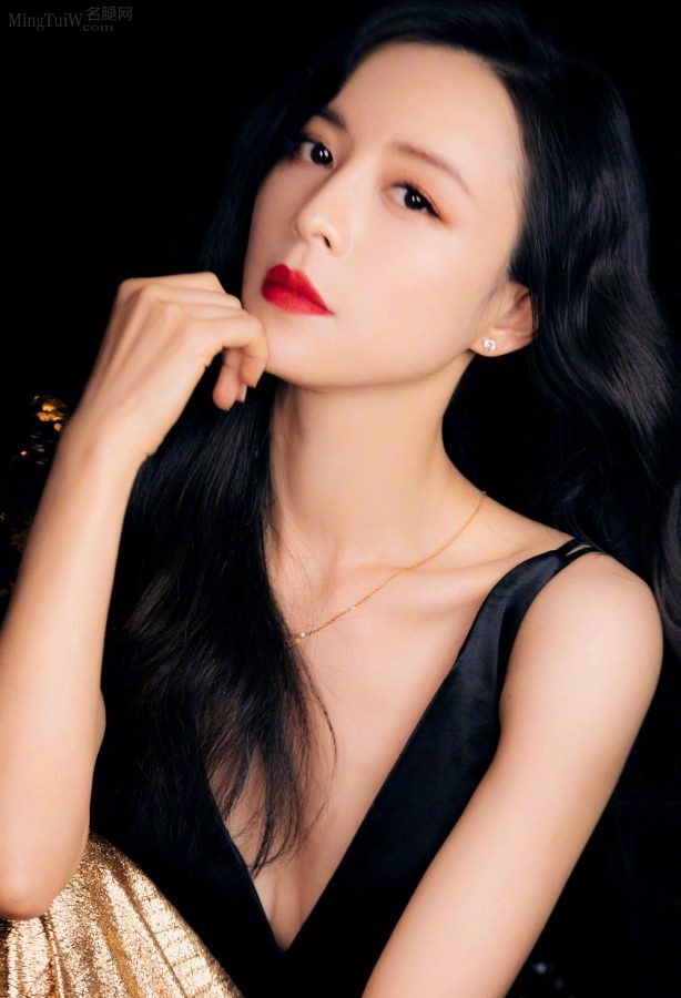 张静初红唇深V高清美脸写真(6/6)