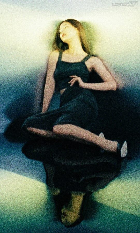Zhao Lusi wears black high heels on her thin legs in a photo shoot(3/3)